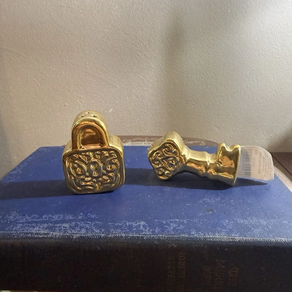 Cracker Barrel Gold Toned Lock & Key Salt & Pepper Shakers Novelty
